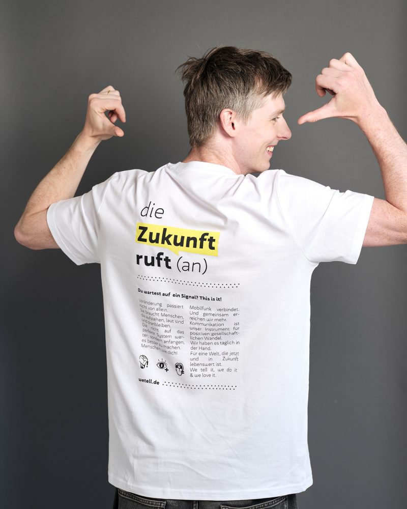 T-Shirt mit Backprint "Die Zukunft ruft (an)"