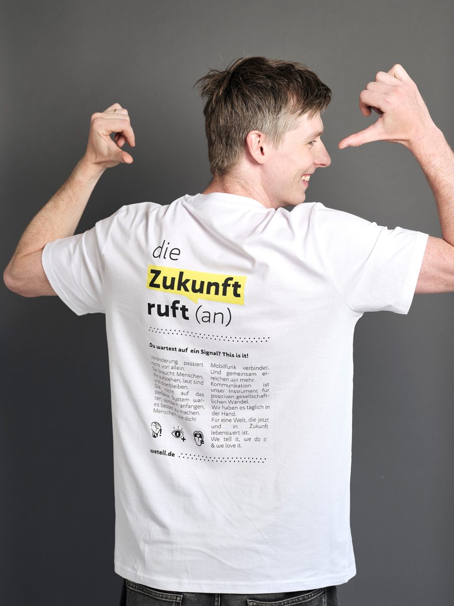 T-Shirt mit Backprint "Die Zukunft ruft (an)"