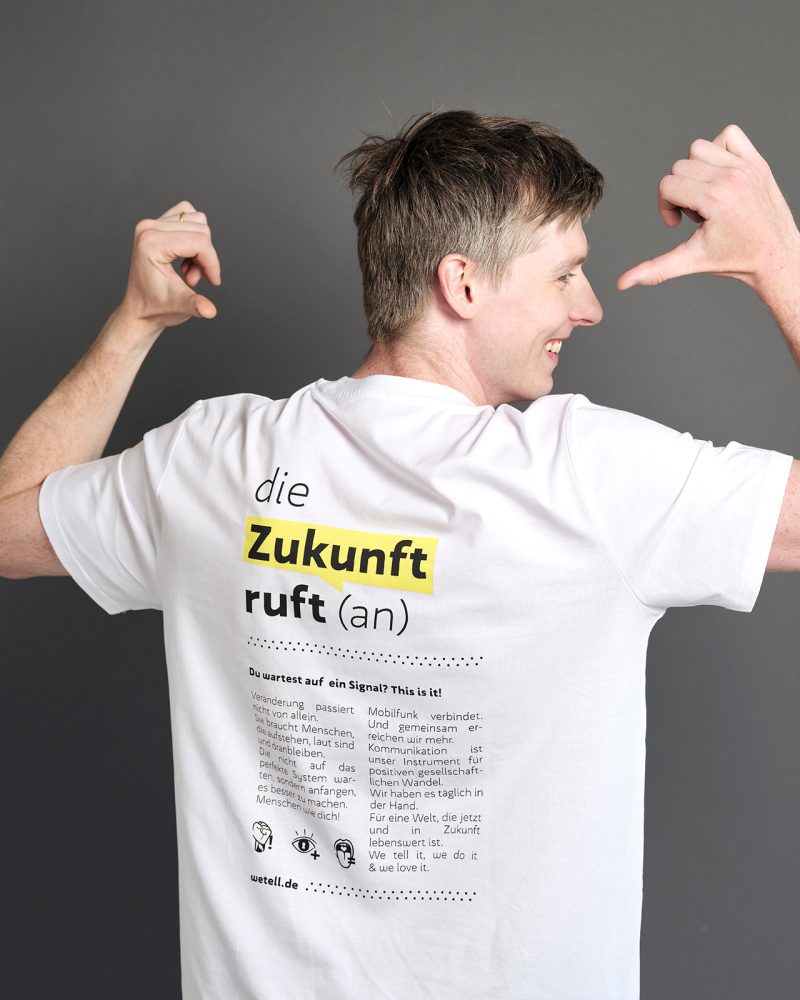 T-Shirt mit Backprint "Die Zukunft ruft (an)"